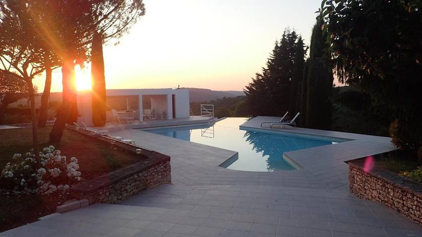 Location de vacances pour 6 personnes, avec piscine ainsi que vue et jardin à Calès (Midi-Pyrénées)