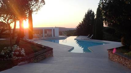 Location de vacances pour 9 personnes, avec jardin ainsi que vue et piscine à Calès (Midi-Pyrénées)