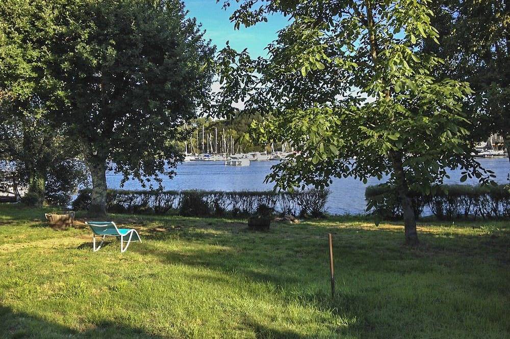 Apartamento entero, Gran estudio independiente (30m2) con terraza, pies en el agua. in Béganne, Región de Vannes