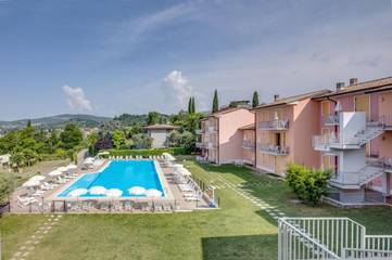 Ferienwohnung für 7 Personen, mit Pool und Terrasse sowie Garten in Costermano