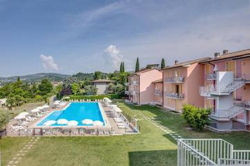 Location de vacances pour 3 personnes, avec piscine ainsi que jardin et terrasse à Costermano