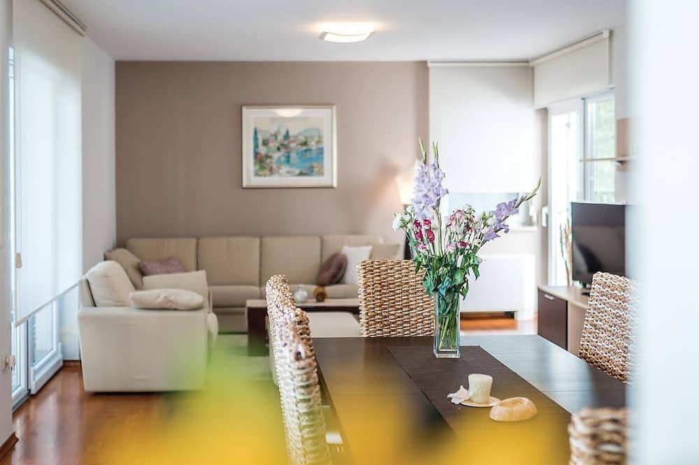 Preciosa casa en Rogoznica con cocina. in Rogoznica, Condado de Šibenik-Knin