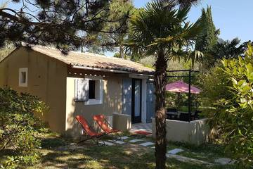 Gîte pour 3 personnes, avec jardin ainsi que piscine et terrasse, animaux acceptés à Mirabel-aux-Baronnies