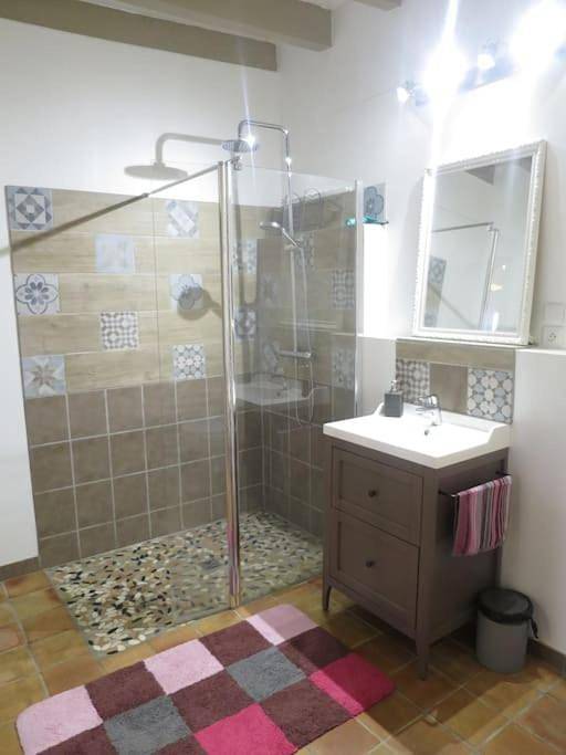 Appartement entier, Le moulin du pont, chambre double indépendante. in Mordelles, Région de Rennes