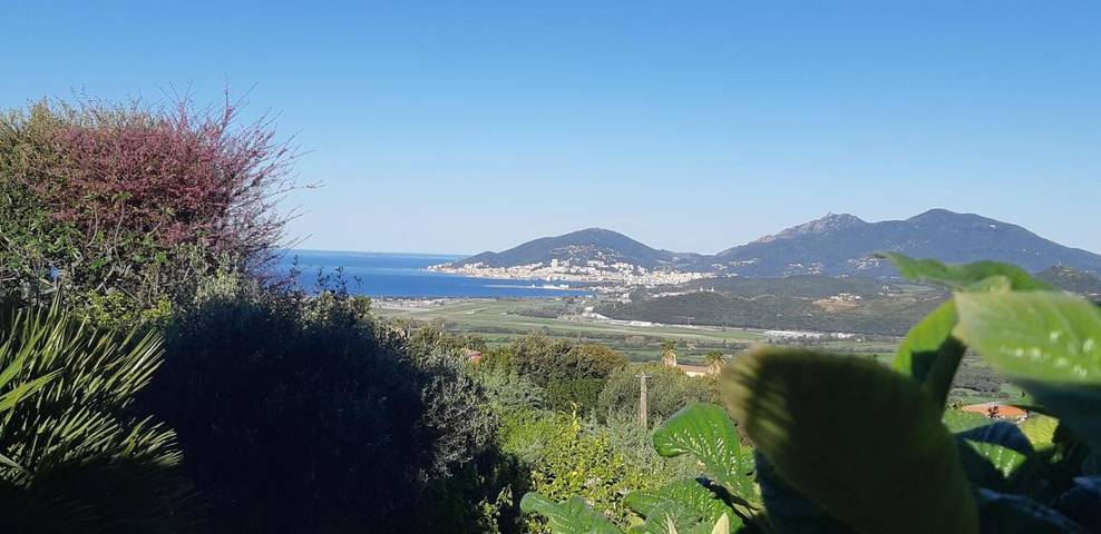 Appartement de vacances pour 5 personnes, avec vue et jardin