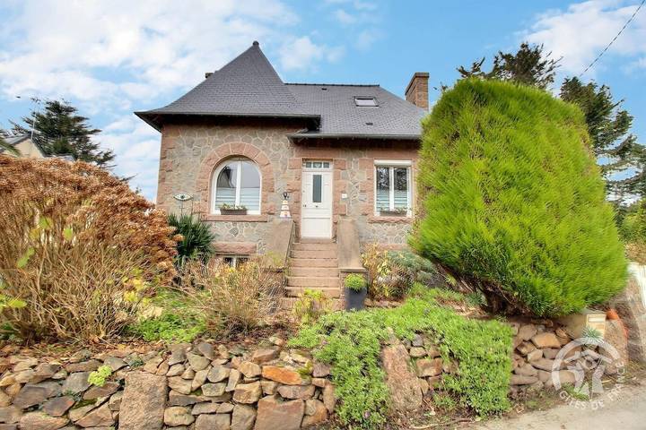 Gîte pour 4 personnes, avec Terrasse ainsi que Jardin et Vue dans Plage Saint-Guirec - 2