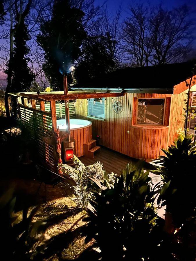 Lodge for 2 people, with terrace and hot tub as well as garden in Hastings