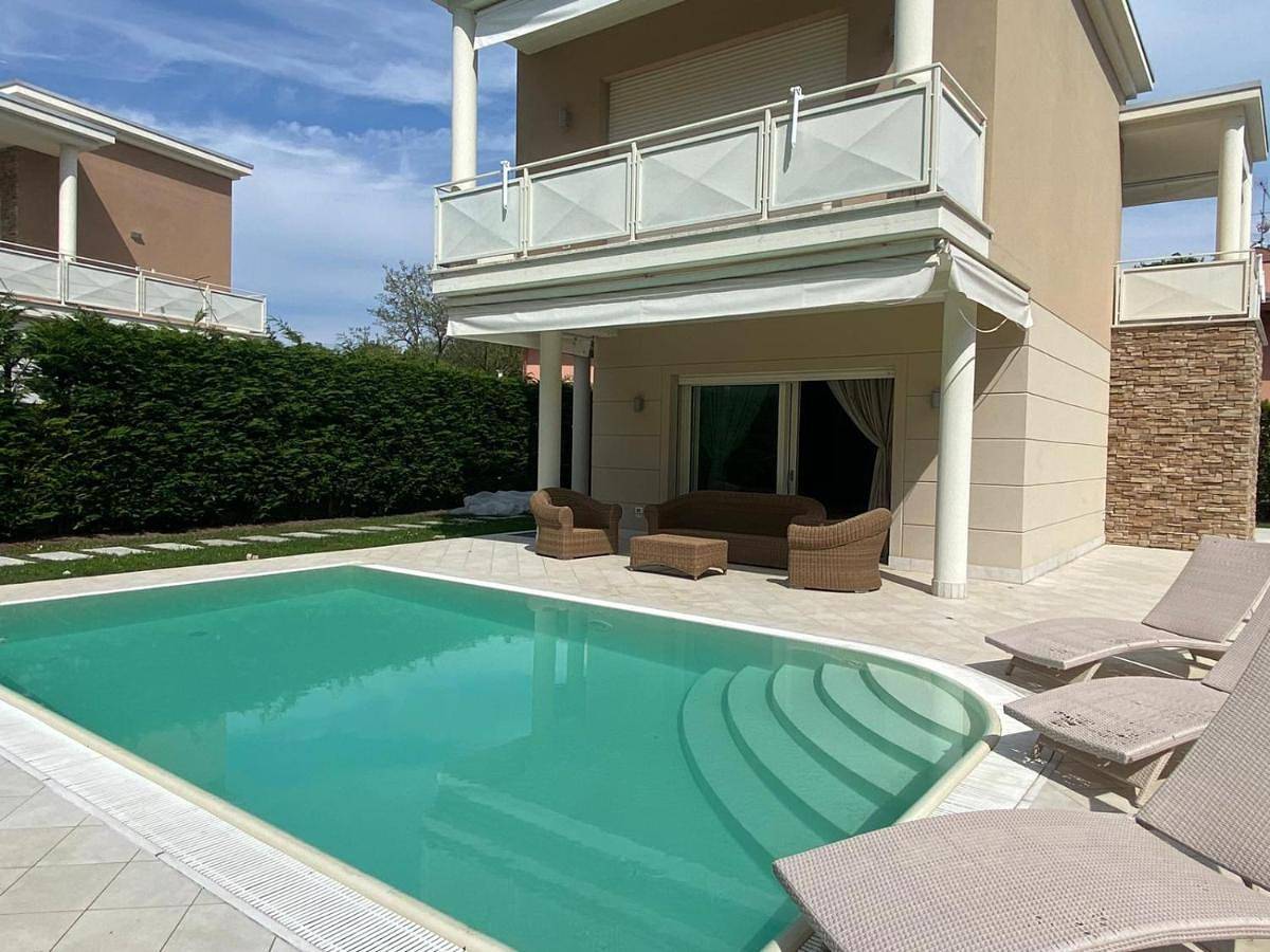 Three-Bedroom Villa in Padenghe sul Garda, Prealpi Gardesane
