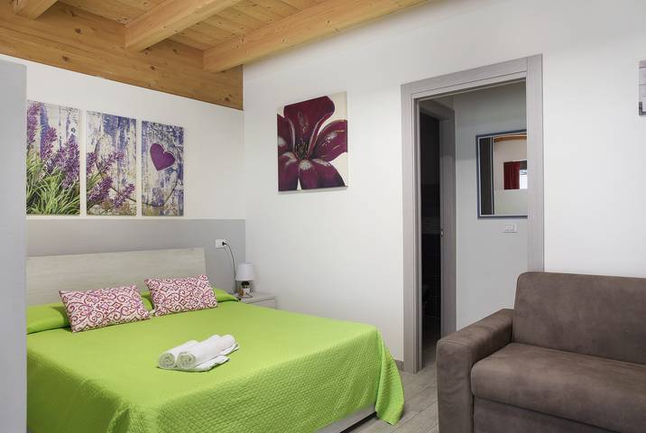 Entire studio, Studio apartment 'Agriturismo L'isola Del Cavallo 3' with Mountain View, Shared Garden and Wi-Fi in Talamona, Alpi Orobie Occidentali