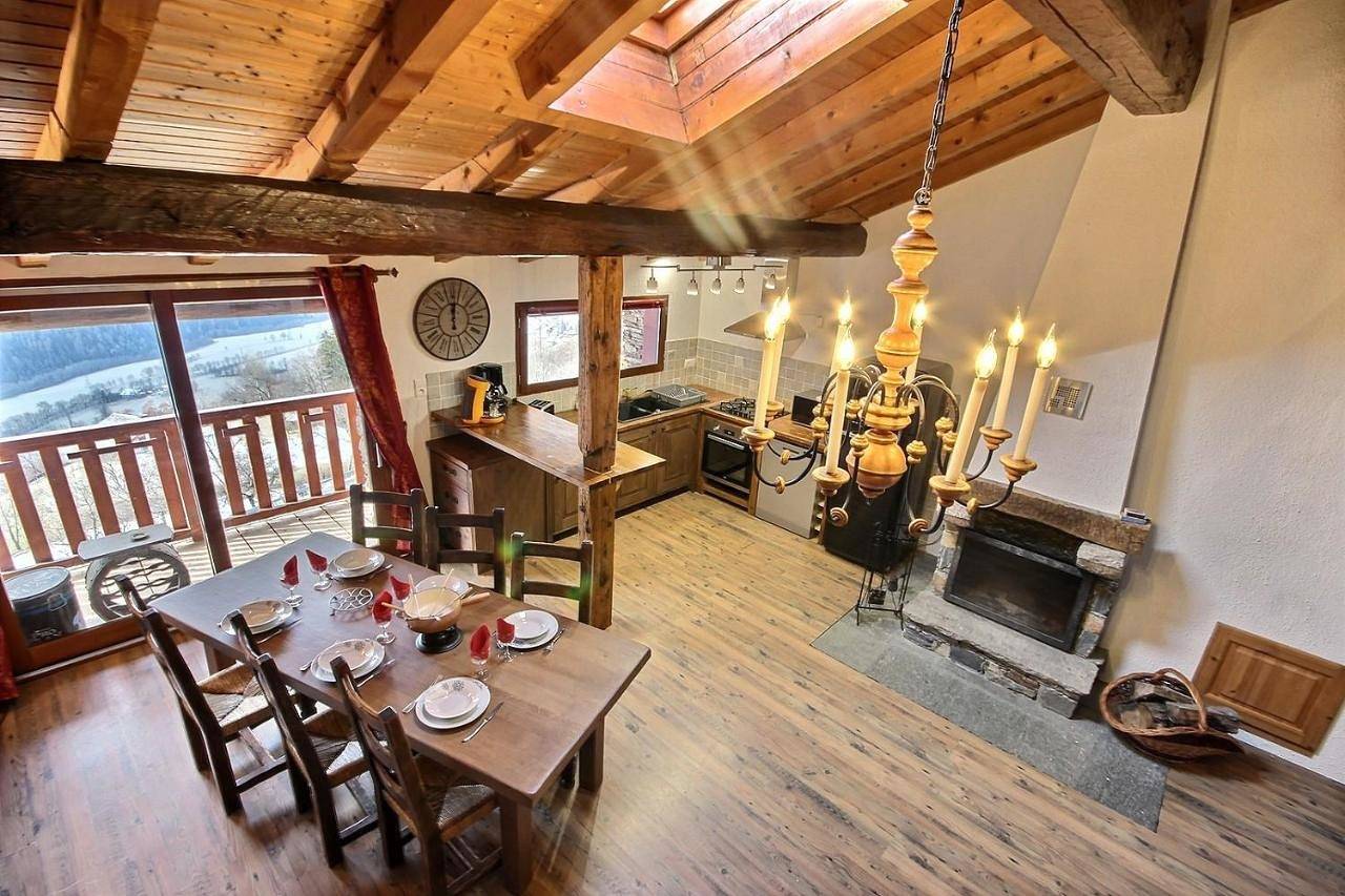 Appartement entier, Apartment with Mountain View in Séez, Région d'Albertville