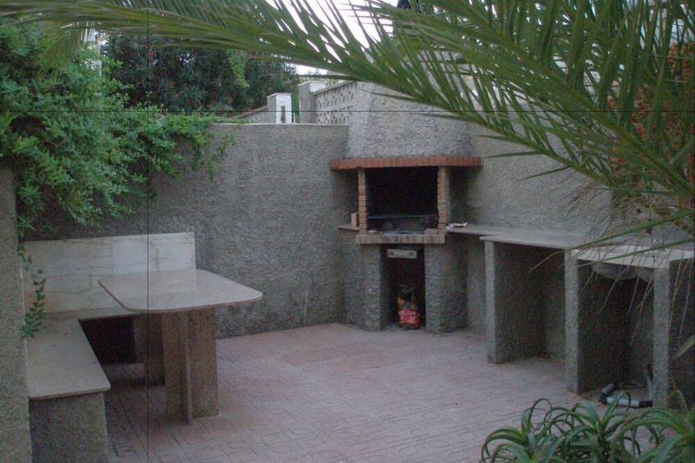 Entire apartment, Bungalow for 4-5 people 50 m from the sandy beach in Playa Moncayo, Guardamar del Segura