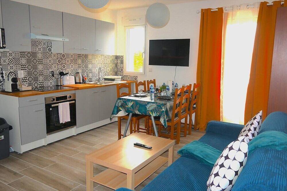 Entire apartment, 2 Bedroom unit in front of Le Bourget airport in Le Blanc-Mesnil, Seine-Saint-Denis