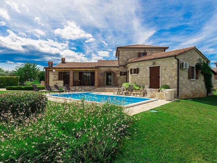 Ferienhaus für 8 Personen, mit Terrasse und Garten sowie Pool in Baldaši