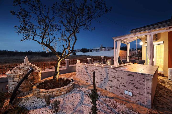 Casa de vacaciones con aire acondicionado, terraza y jacuzzi in Zambratija, Region de Umag