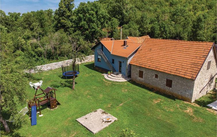 Gemütliche 1-Zimmer-Wohnung mit WLAN, Parkplatz und Terrasse in Gračac, Zadar