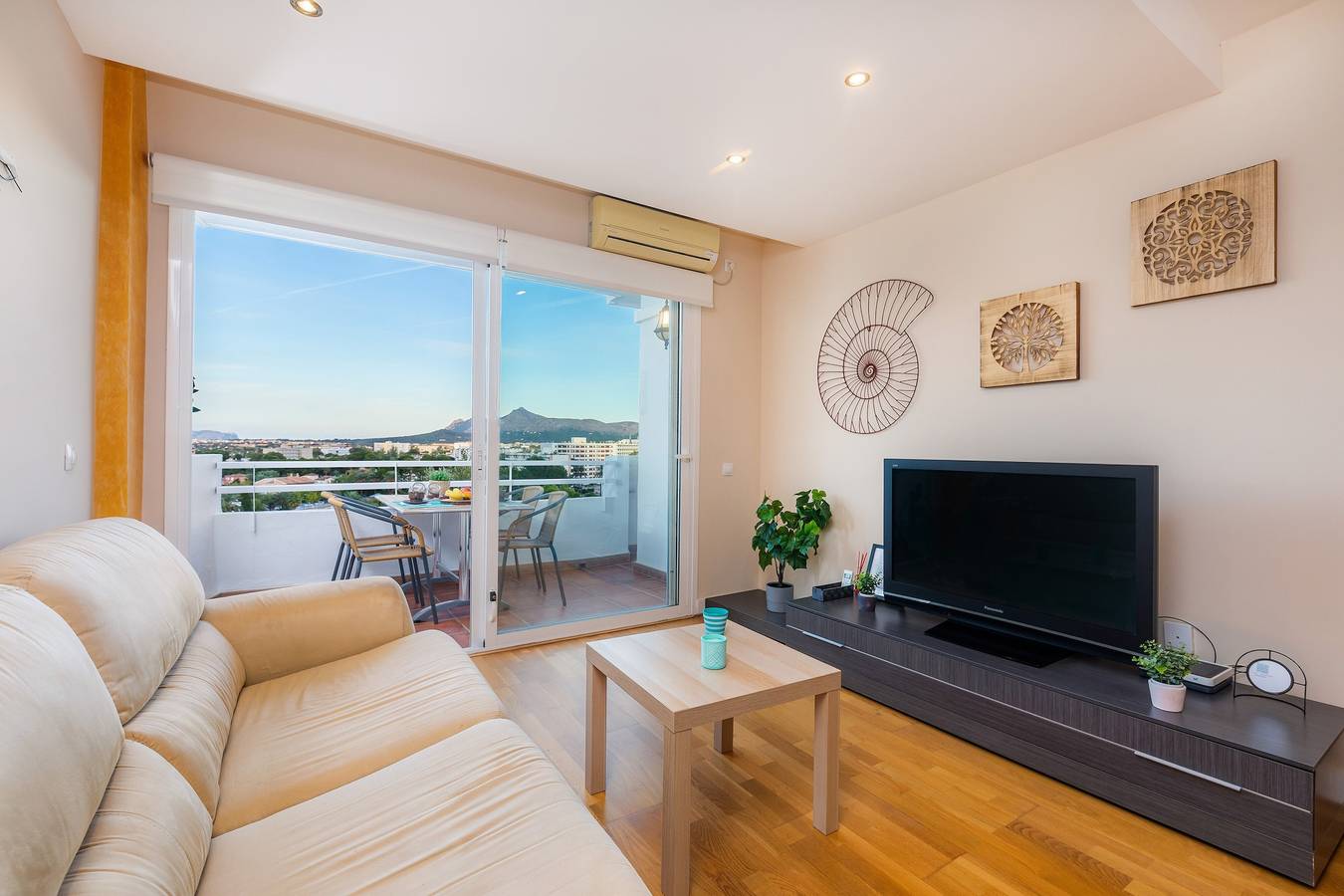 Apartamento inteiro, Apartamento "Sweet Sea 712" no Porto de Alcudia com Piscina Partilhada, Terraços Partilhados & Wi-Fi in Alcúdia, Costa de Maiorca