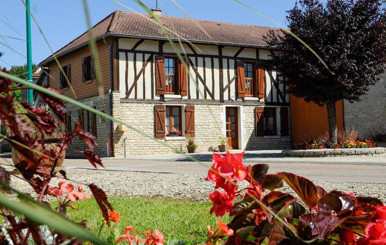 Gîte pour 10 personnes, avec Jardin à Petit-Mesnil