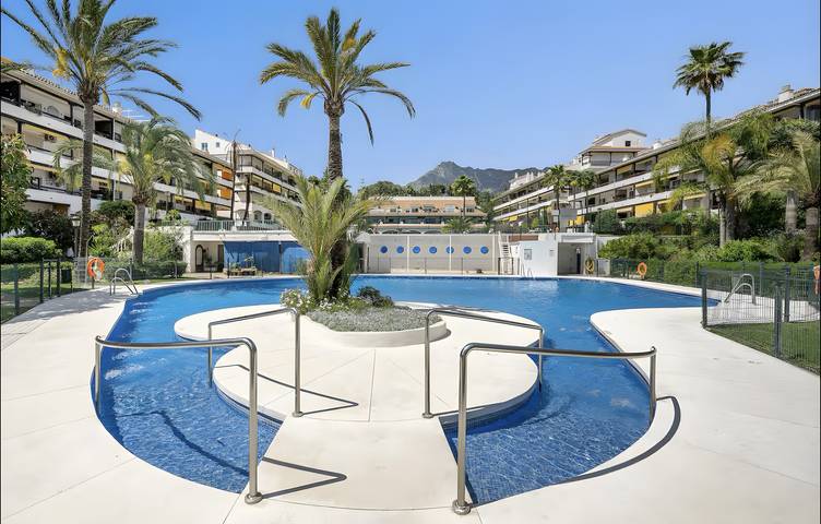 Apartamento inteiro, Apartamento 'Right in The Golden Mile 200 Metres' com piscina partilhada, Wi-Fi e ar condicionado in Marbella West, Marbella