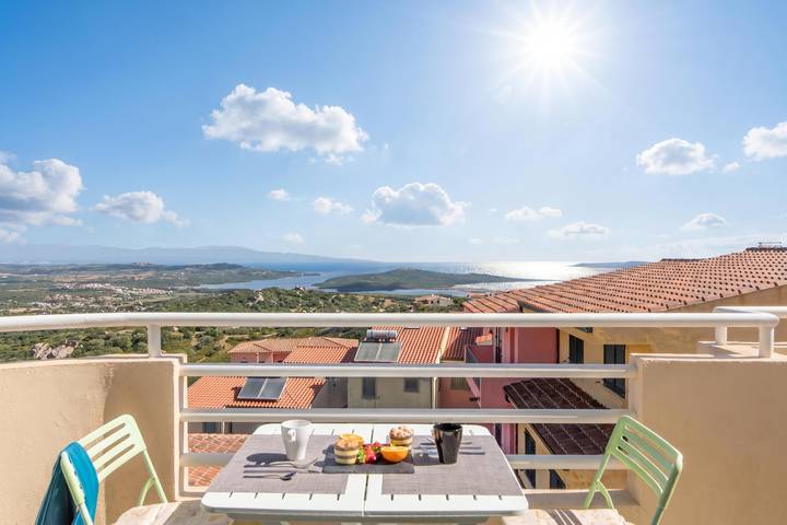 Appartamento per 4 persone, con terrazza e vista oceano, adatto a famiglie con bambini a Tempio Pausania