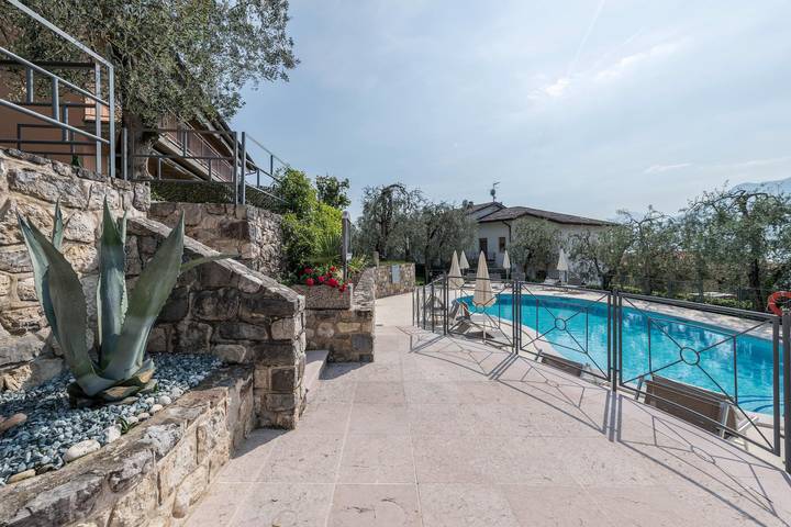 Appartamento intero, Appartamento Bilocale Due Leoni con vista sul lago, piscina, giardino e Wi-Fi in Brenzone, Prealpi Gardesane