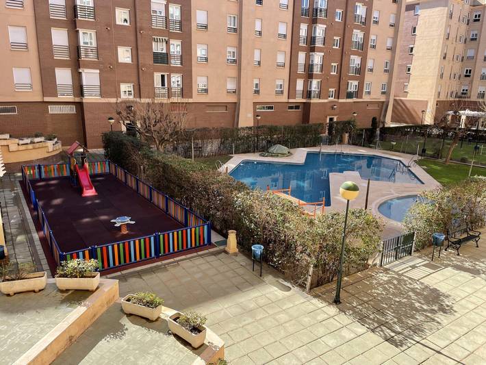 Ferienwohnung für 4 Personen, mit Balkon und Terrasse sowie Garten und Pool