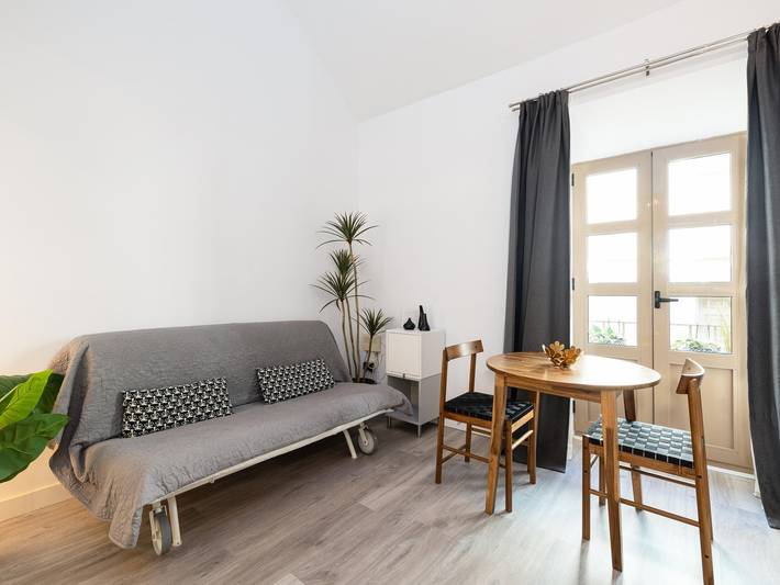 Entire studio, H2M Hiniestrosa Studio french Balcony Aacc WIFI in Málaga Central District, Malaga