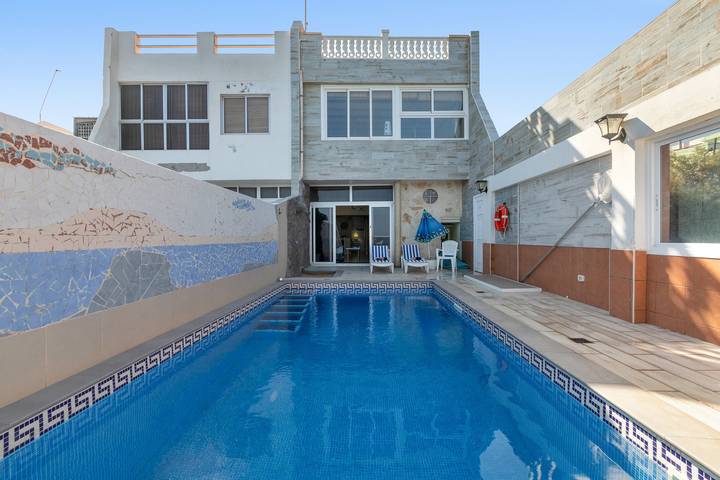 Maison de vacances « Seaside House avec piscine chauffée », vue mer, Wi-Fi et climatisation in Agache, Güímar