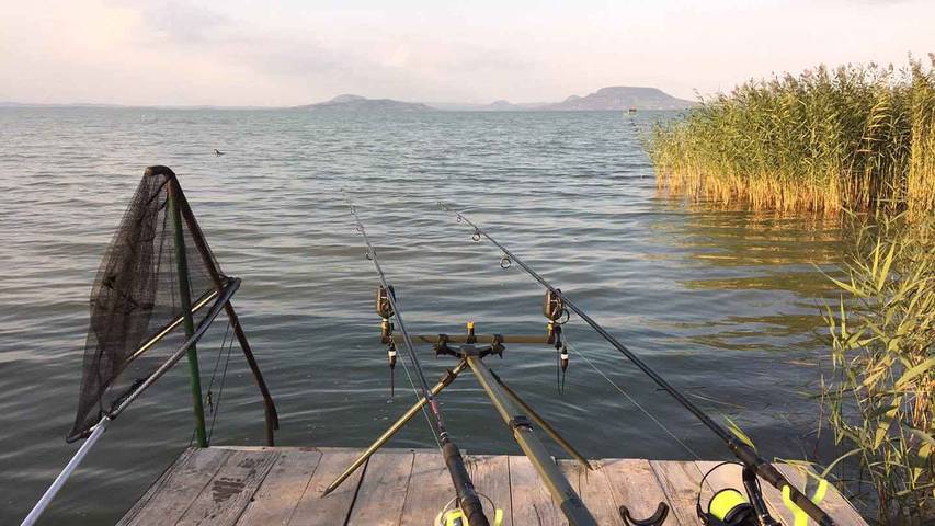 Ferienhaus mit Steg und direkter Zugang zum Wasser in Balatonmariafürdö, Plattensee Südufer