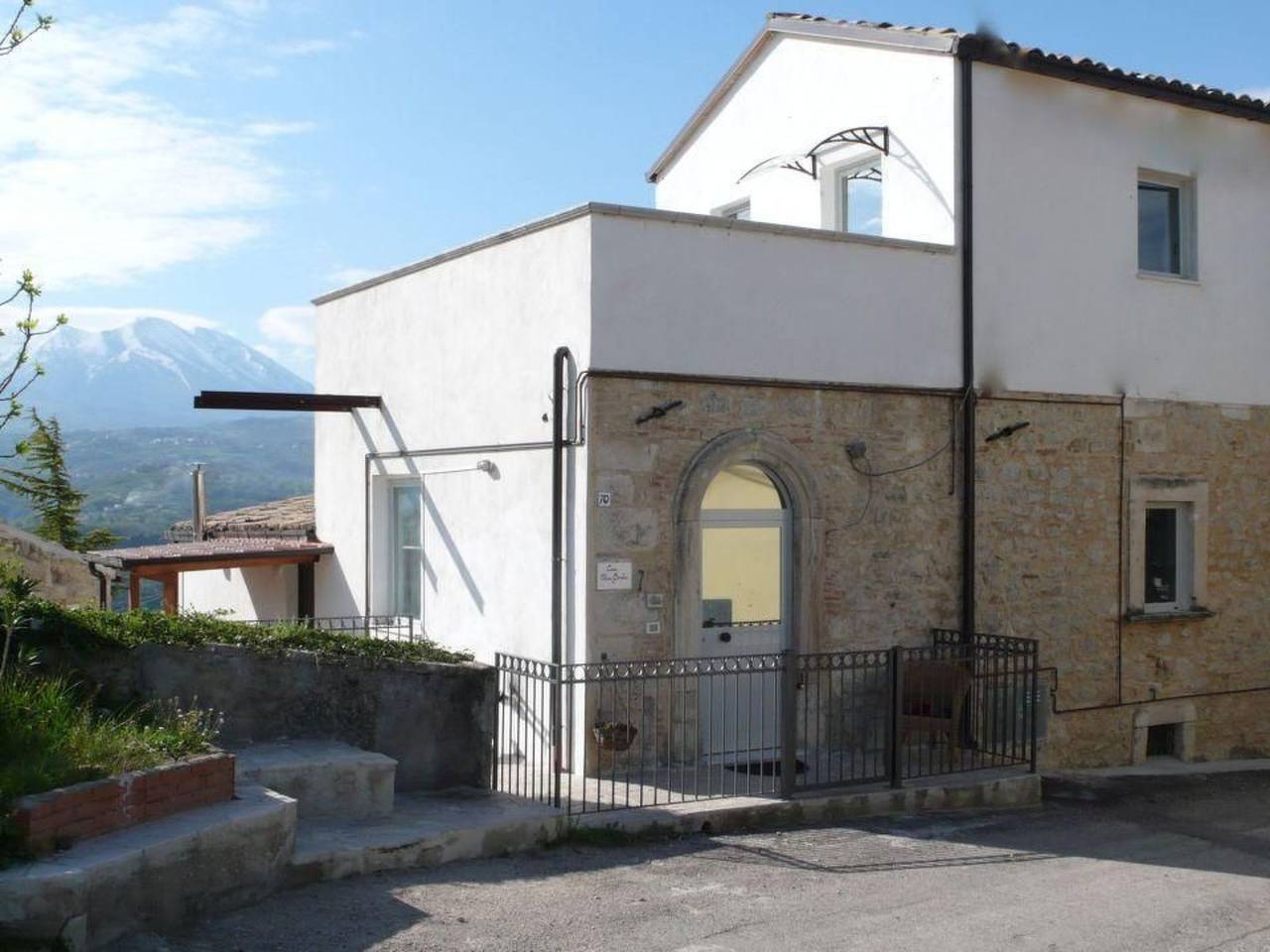 'Elvira Basilico' mit Terrasse in San Valentino in Abruzzo Citeriore, Pescara Province