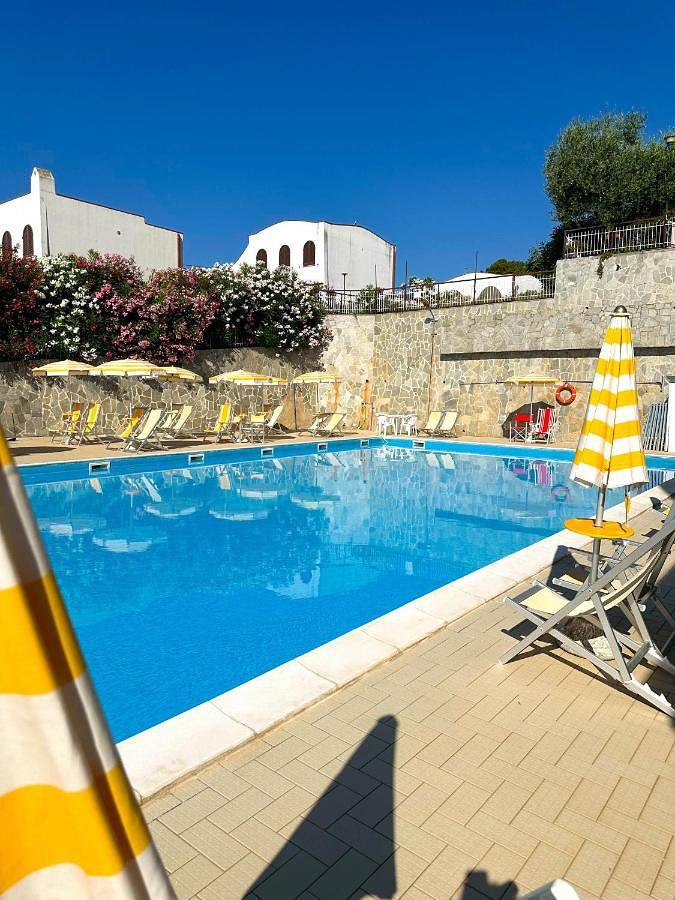 Ferienwohnung für 4 Personen, mit Balkon und Terrasse sowie Garten und Pool