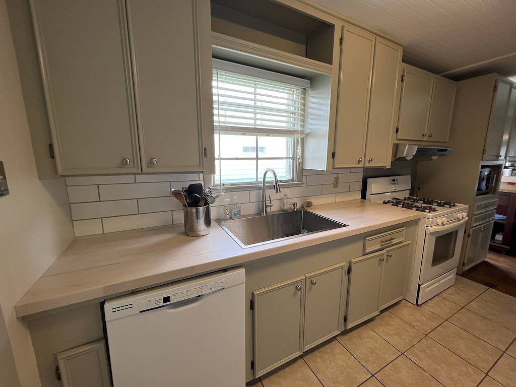 Campanile ist ein Strandcamp mitten auf Grand Isle in Grand Isle, Jefferson Parish