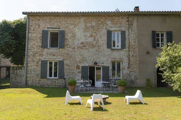Gîte pour 8 personnes, avec terrasse et jardin à Lissieu