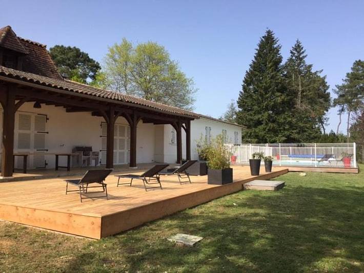 Location de vacances pour 12 personnes, avec Terrasse et Jardin ainsi que Piscine et Vue à Échourgnac