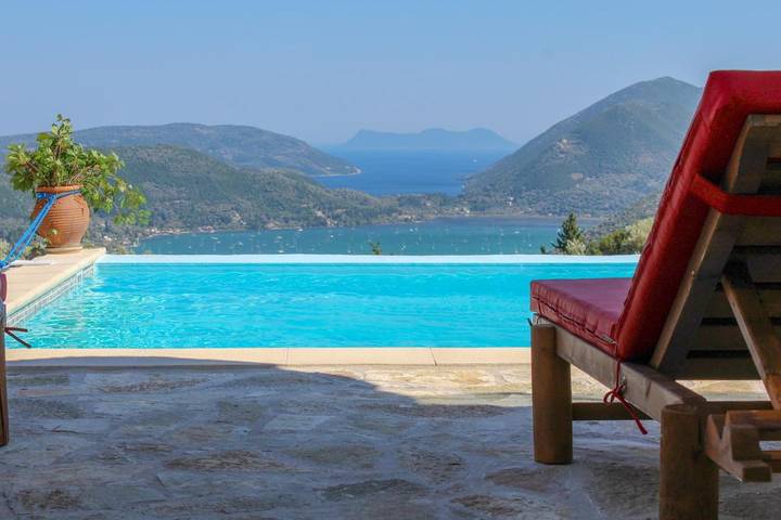 Διαμερίσματα διακοπών για 8 άτομα, με κήπο και πισίνα καθώς και θέα στη Ράχη