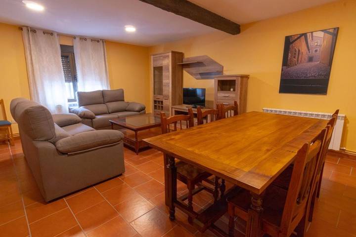 Apartamento para 6 personas, con terraza además de piscina y jardín, Se admiten mascotas en La Moraña