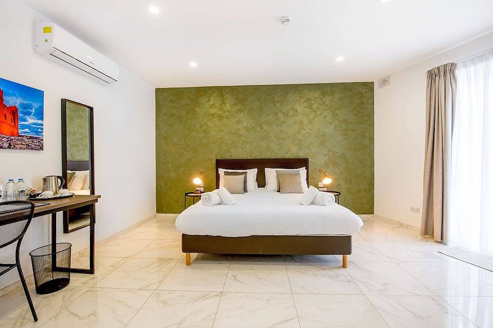 Deluxe Double Room with side sea view - South Wind Guesthouse in Marsaxlokk, Malta Island