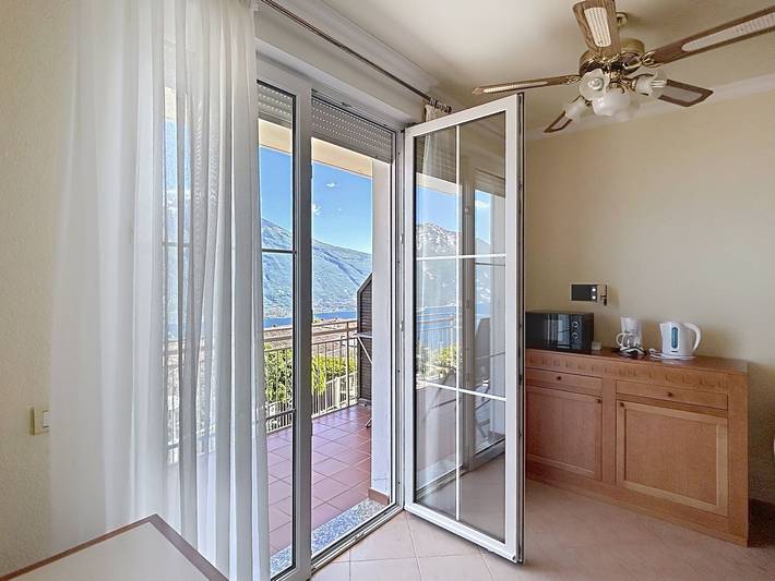 Ferienwohnung für 2 Personen, mit Kinderpool und Balkon sowie Seeblick in Pieve