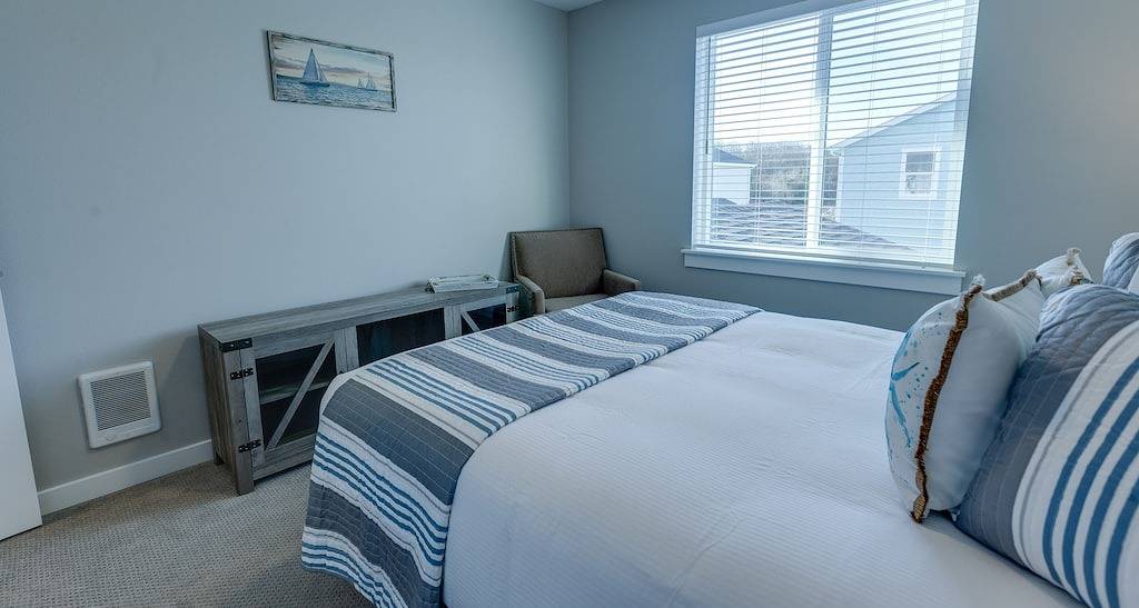 Sunset Beach Manor - Oyhut Bay Seaside Village in Ocean Shores, Grays Harbor County