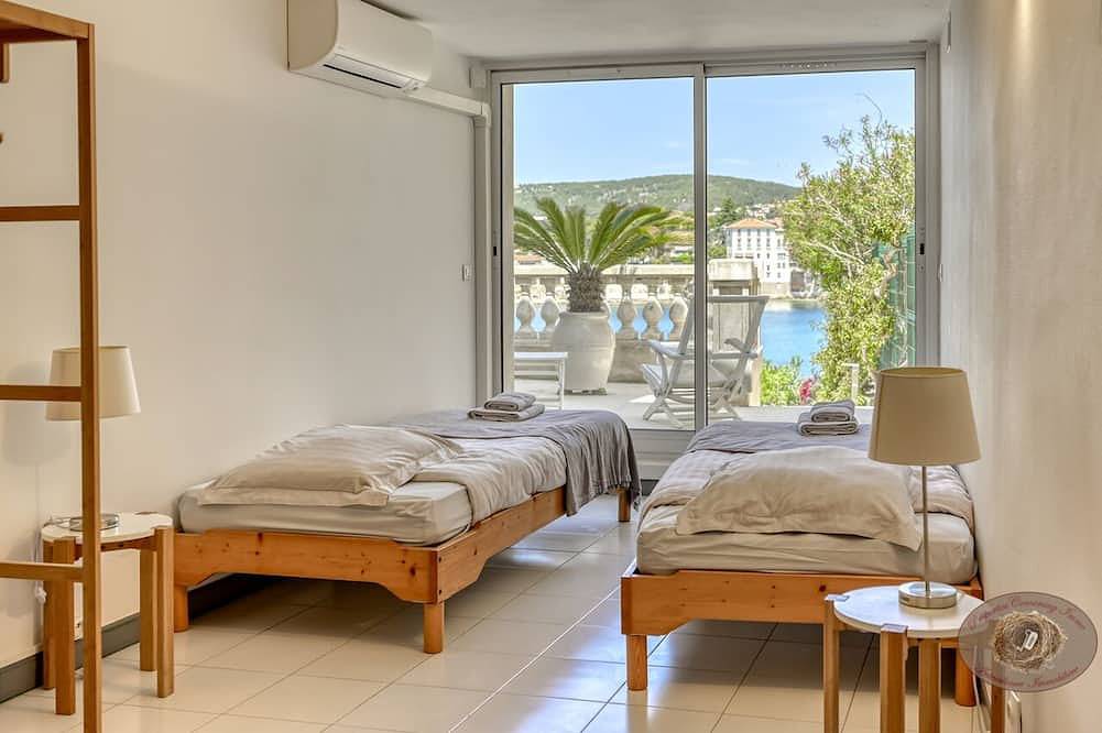 Exceptionnelle Villa de standing, les pieds dans l'eau sur la plage de Renecros in Bandol, Côte méditerranéenne (France)