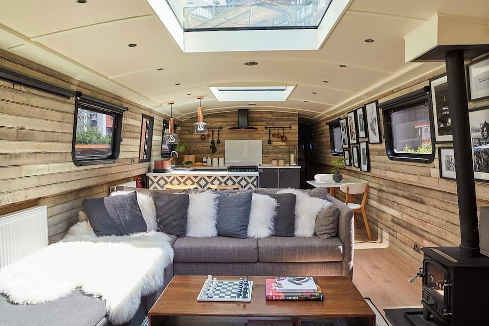 Boutique boat hotel moored on the Floating Pocket Park in West London. in Hackney, London
