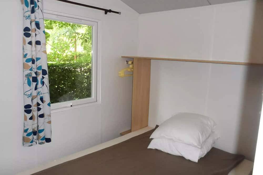 Bungalow Toilé - sans sanitaires. 1 chambre lit double, 1 chambre 3 couchages (1 superposé) 5 personnes in Culoz, Belley