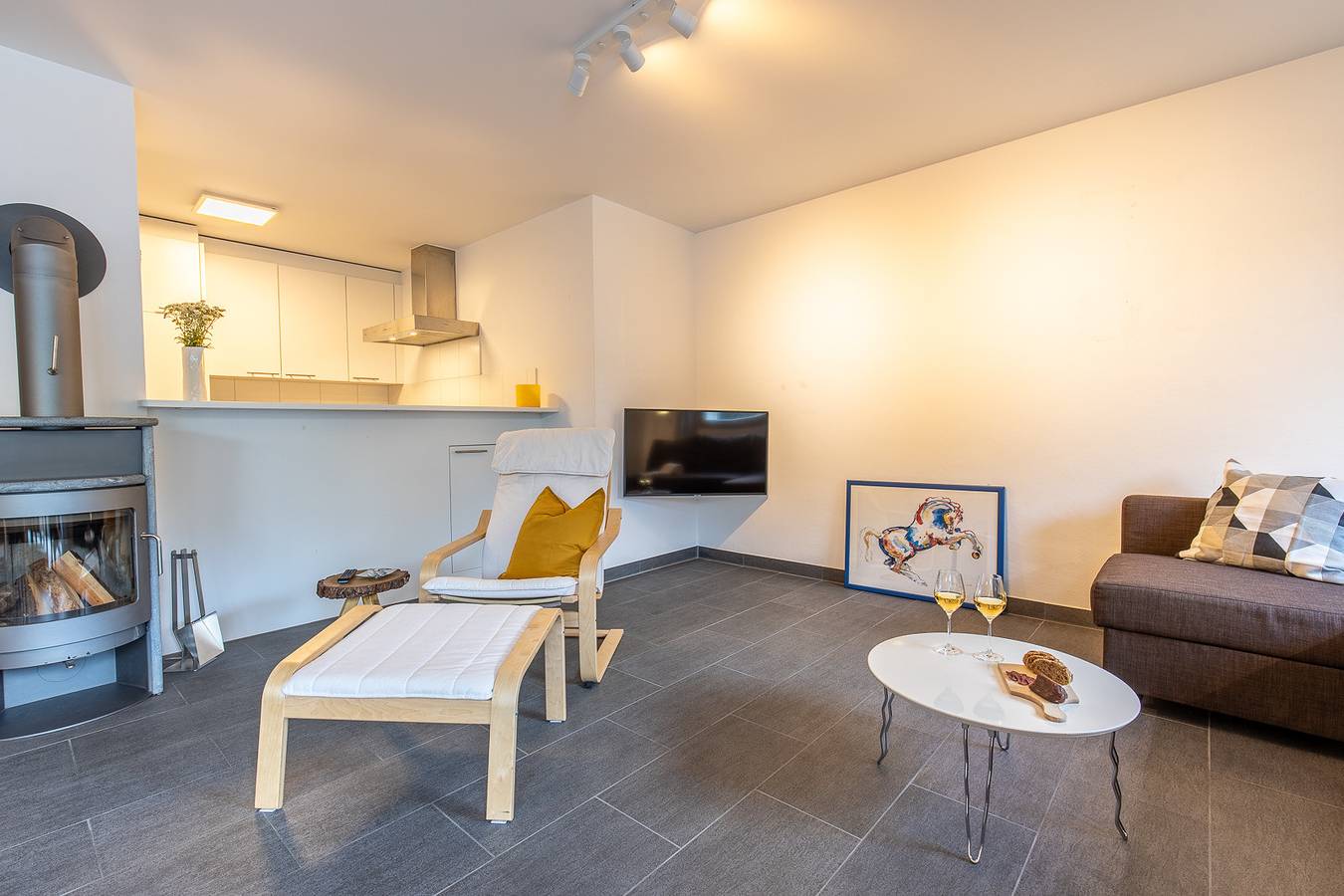 Ganze Wohnung, La Stüvetta: Moderne, qualitativ hochstehend ausgebaute 2.5 Zimmerwohnung direkt bei der Bergbahn Motta Naluns in Scuol, Unterengadin