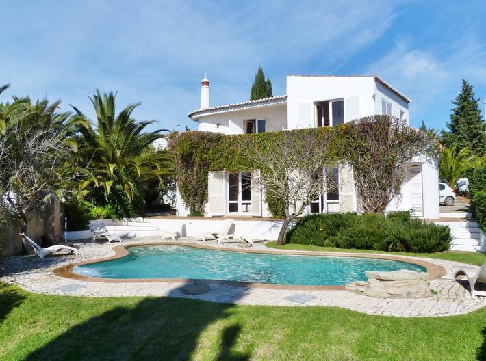 Villa voor 6 personen, with Balkon and Terras as well as Tuin in Luz
