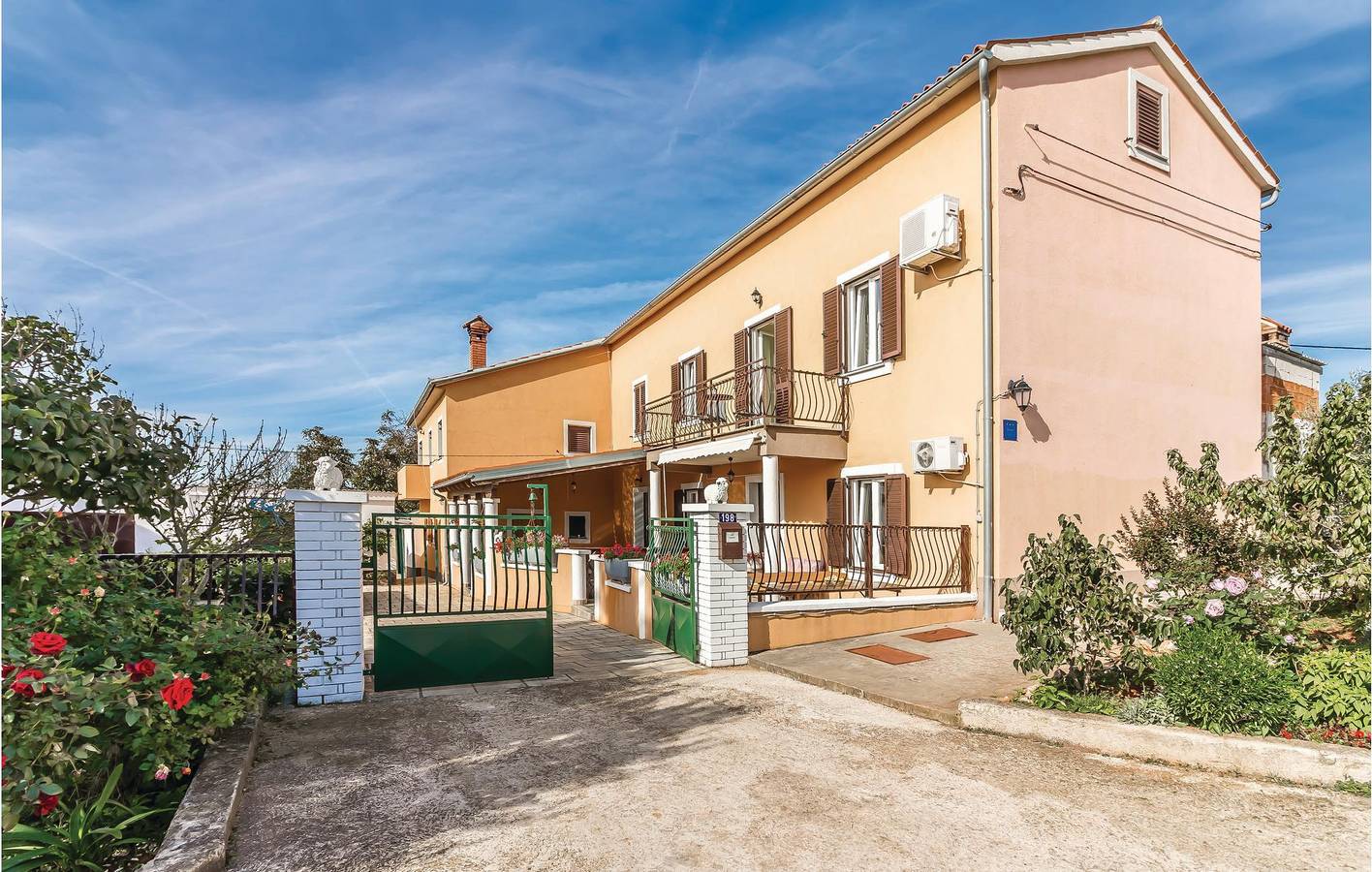 Ganze Ferienwohnung, Modernes Apartment mit Terrasse in der Nähe des Flughafens Pula – WLAN und Parkplatz inklusive in Valtura, Südküste Istrien