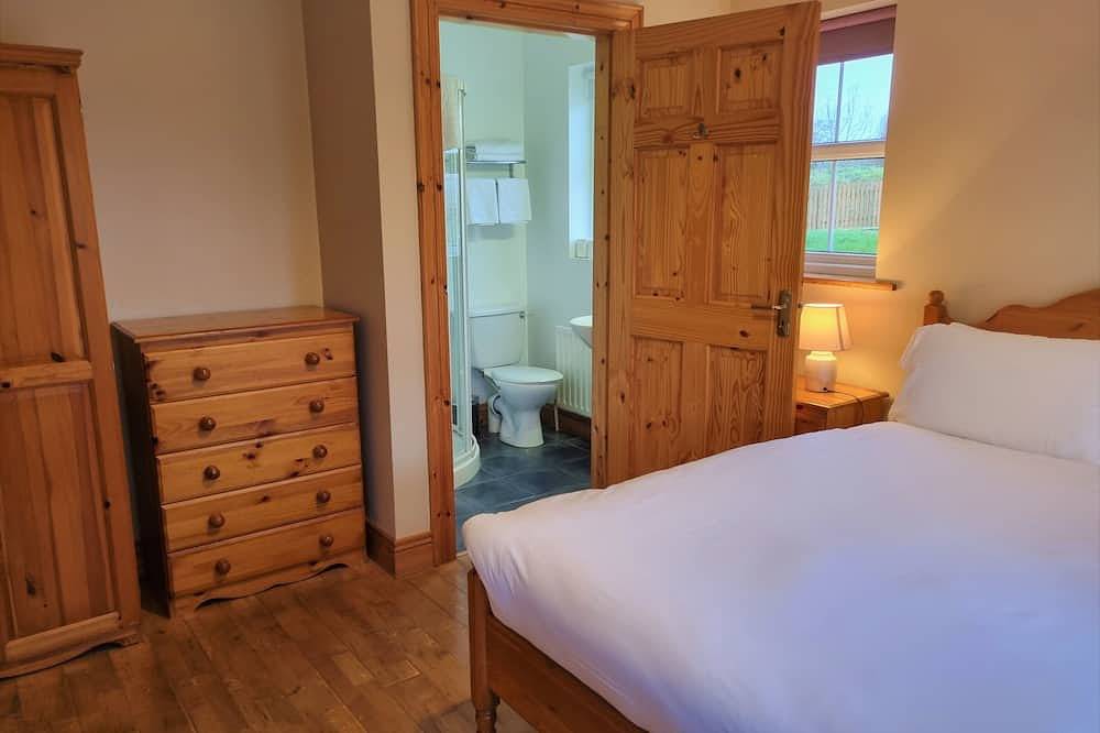 Holiday Cottage With Hot-Tub in Broad Water