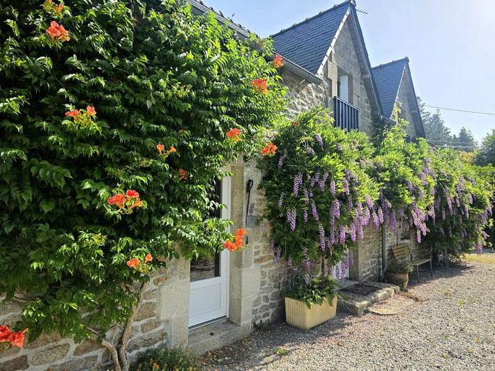 Location de vacances pour 2 personnes, avec Terrasse et Jardin ainsi que Piscine et Vue à Guilligomarc'h