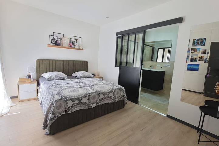 Villa for Very Large Groups with a Pool, 10 km from the Beach in Croix d'Argent, Montpellier