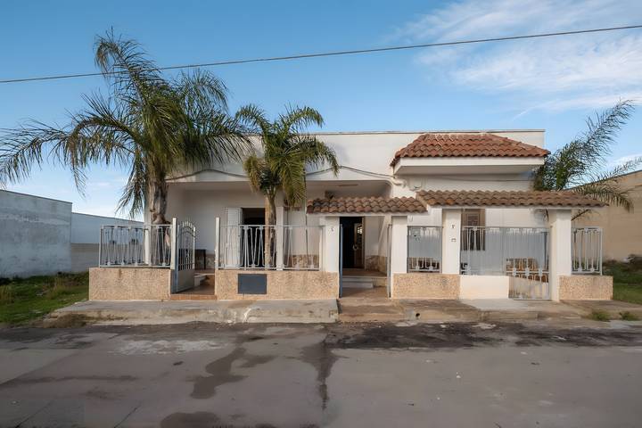 Ferienhaus 'Via Abbagnano 5 8P' mit privatem Garten und Klimaanlage in Porto Cesareo, Golf von Tarent