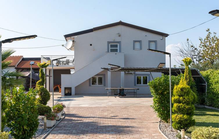 Gemütliche 2-Zimmer-Wohnung mit Terrasse, WLAN und Parkplatz in Posedarje, Zadar