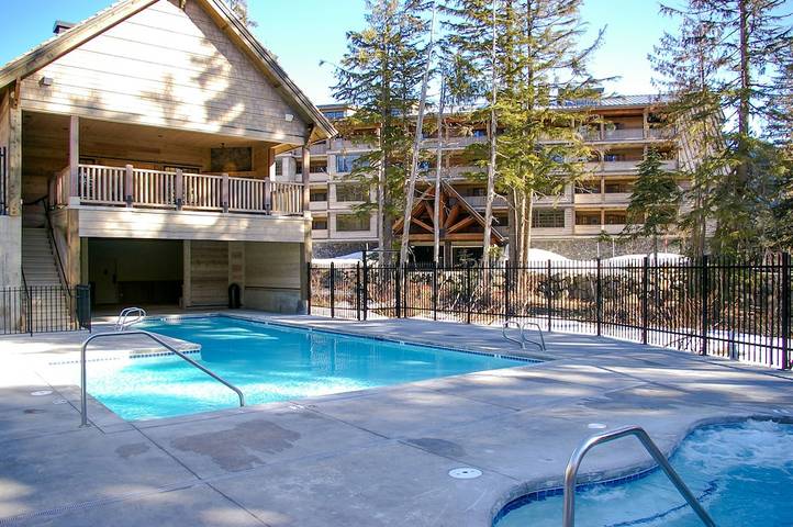 Vacation rental for 8 people, with hot tub and sauna as well as balcony and pool in Government Camp